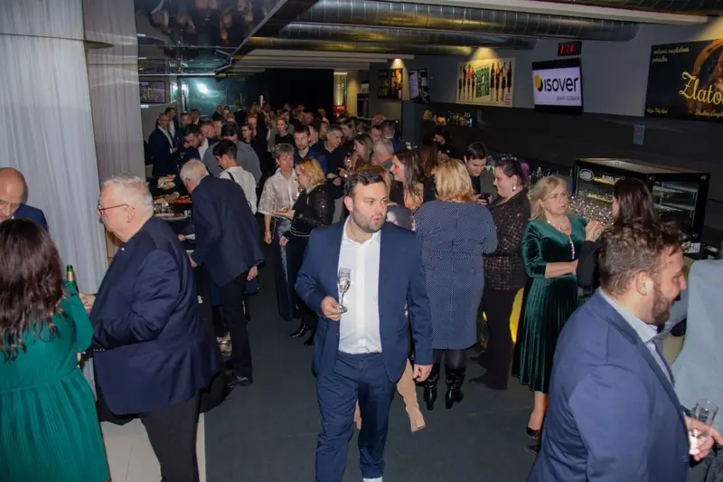 Plné foyer na firemním večeru